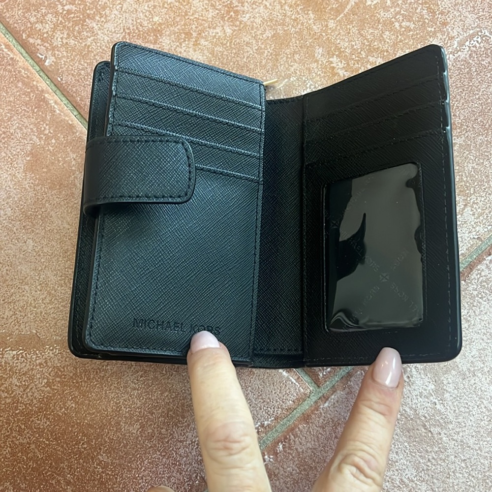 Michael kors wallet blk like new - Picture 3 of 4